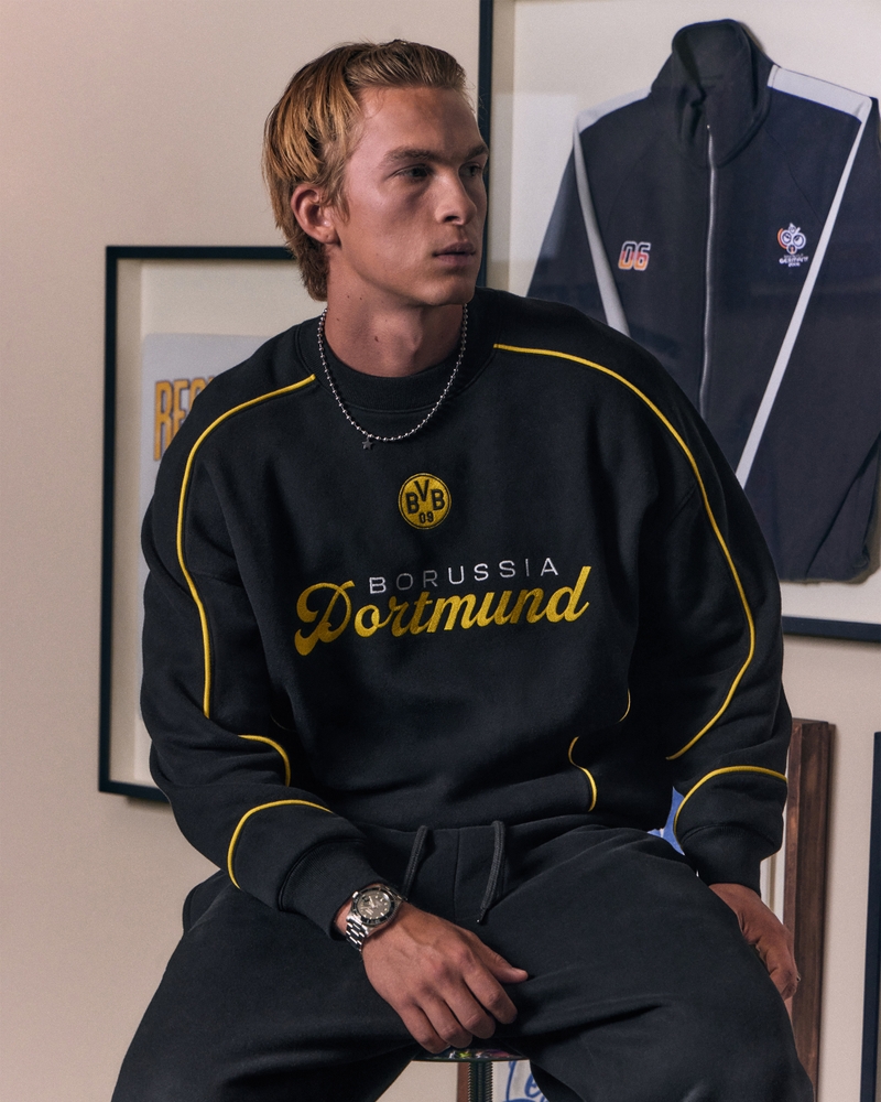Men's Boxy Borussia Dortmund Graphic Crew Sweatshirt | Men's Tops | HollisterCo.com