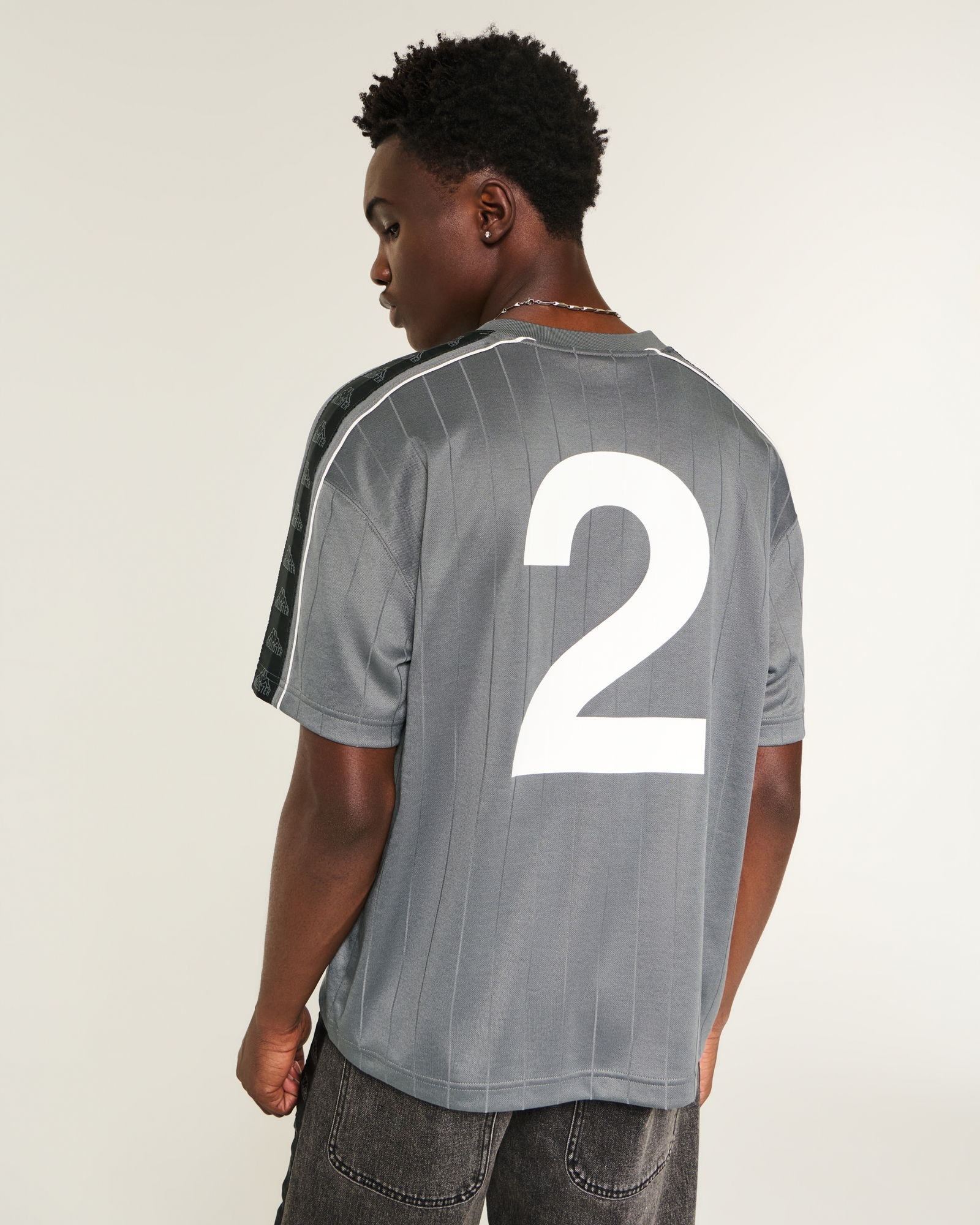 メンズ Hollister + Kappa ロゴグラフィック サッカージャージー