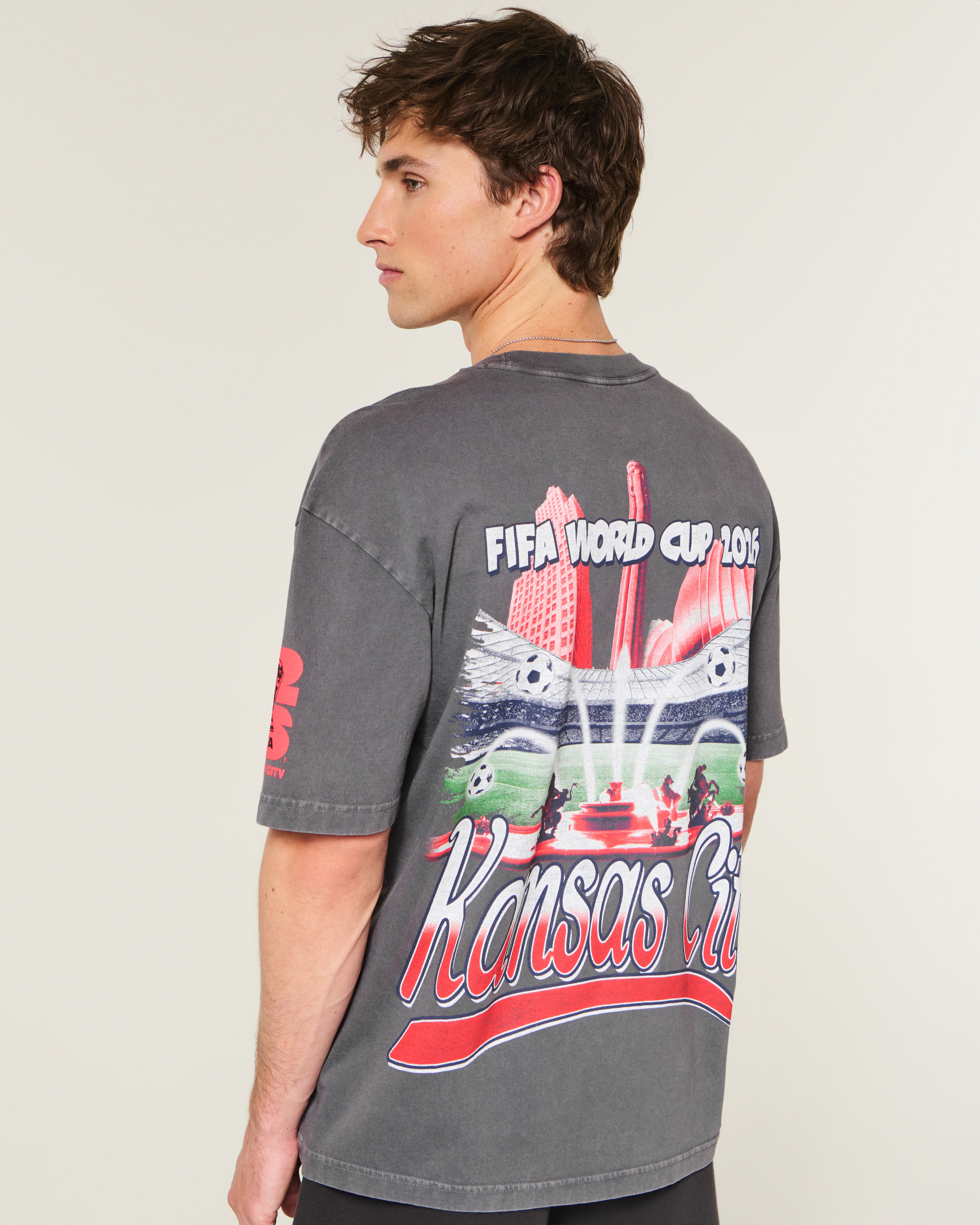 ｗ杯90年イタリア大会（イタリア90（イタリアノヴァンタ））記念グッズ Hollister Boxy 1990 FIFA World Cup Italy Graphic Tee | Liberty Center