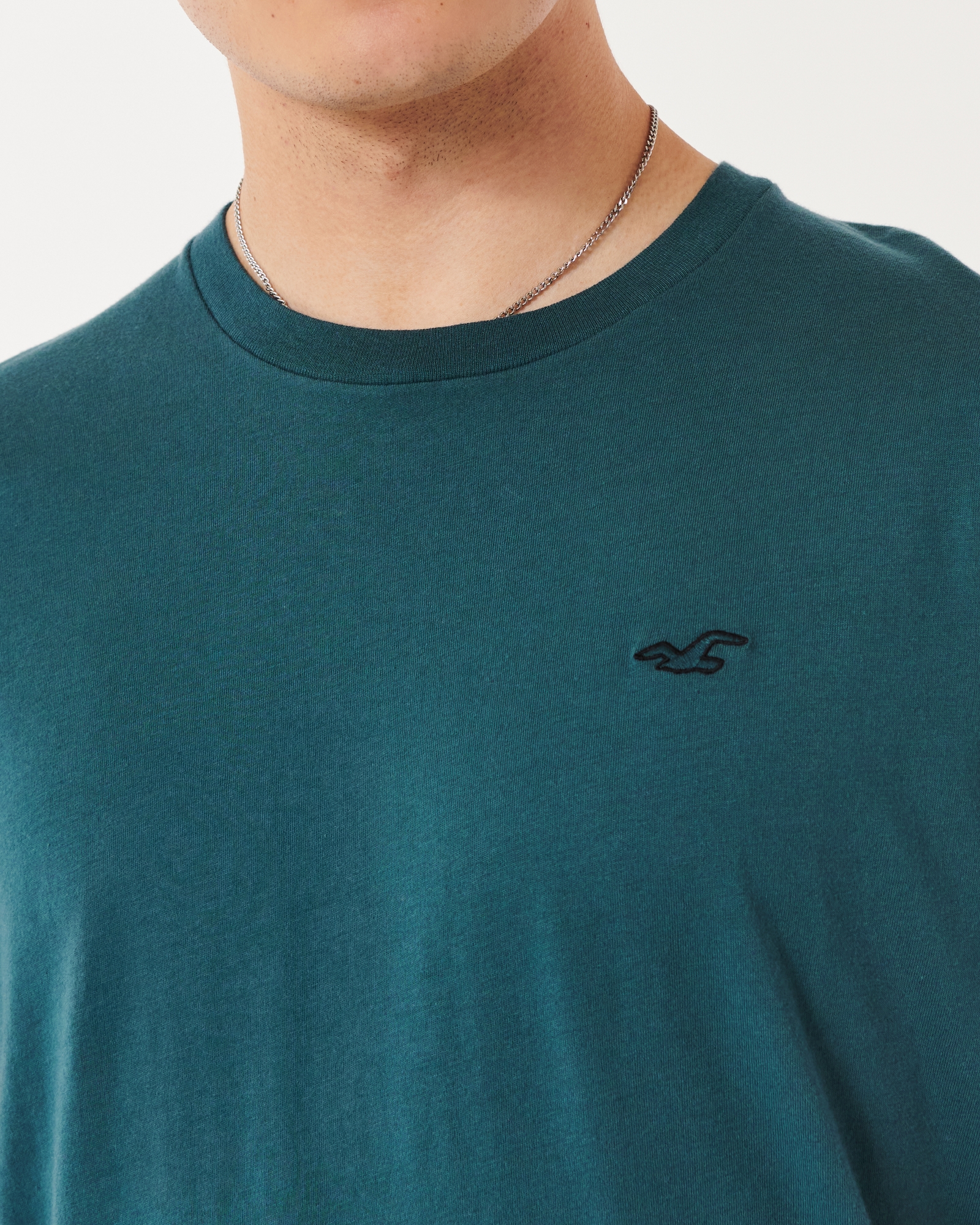 Hollister California Men's Muscle Fit Logo Icon Crew Neck T-Shirt  (Single/Packs) HOM-M (Large, 1483-110) at  Men's Clothing store