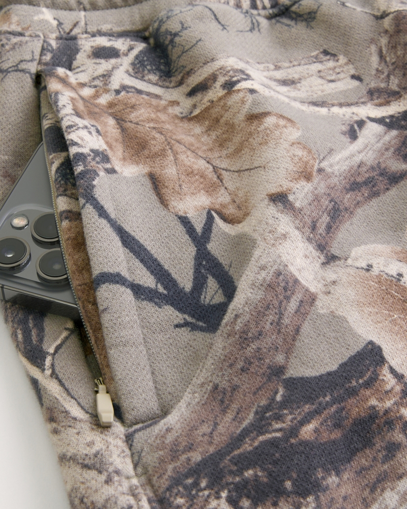 Mid-Thigh Camo Loose Fleece Shorts