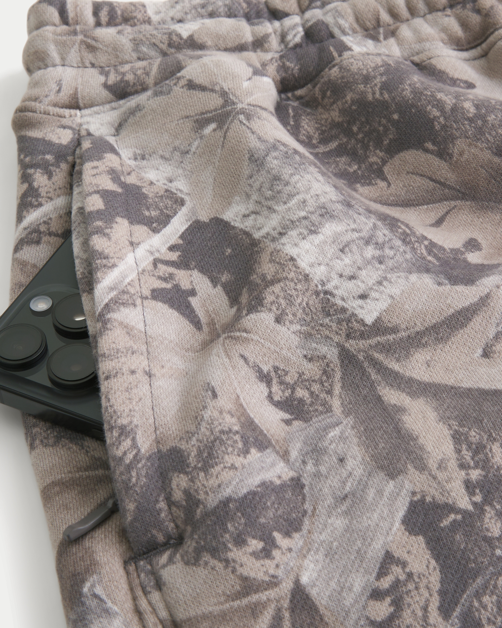 Mid-Thigh Camo Loose Fleece Shorts