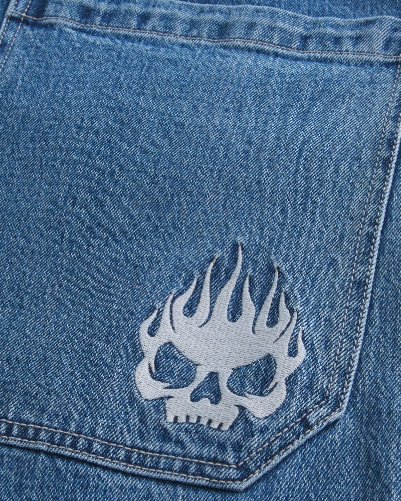 メンズ ミディアムウォッシュ刺繍入りバギースケータージーンズ