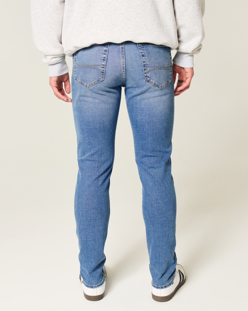 Jeans ajustados deportivos con lavado medio