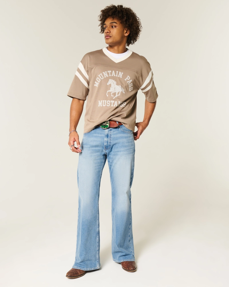 Jeans acampanados con lavado medio