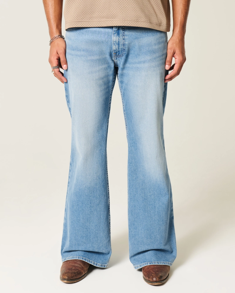 Jeans acampanados con lavado medio