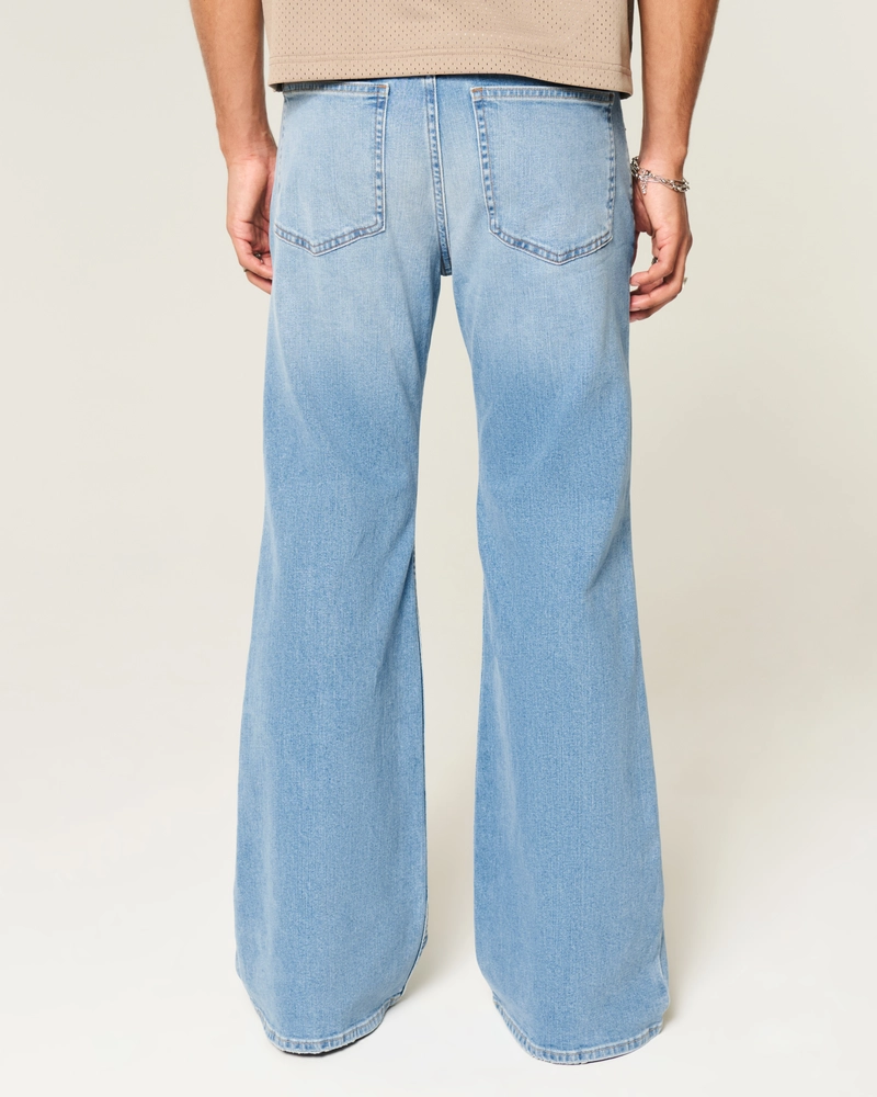 Jeans acampanados con lavado medio