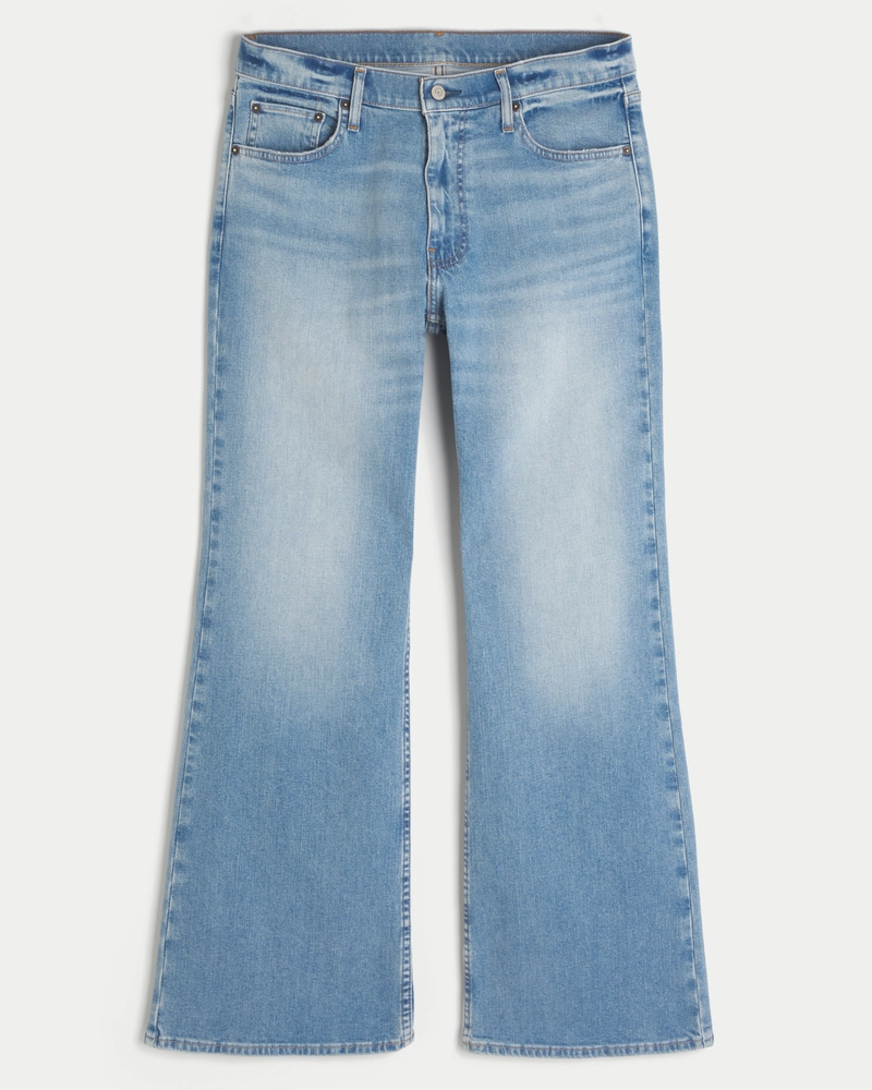 Jeans acampanados con lavado medio