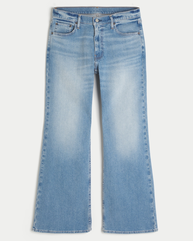 Jeans acampanados con lavado medio