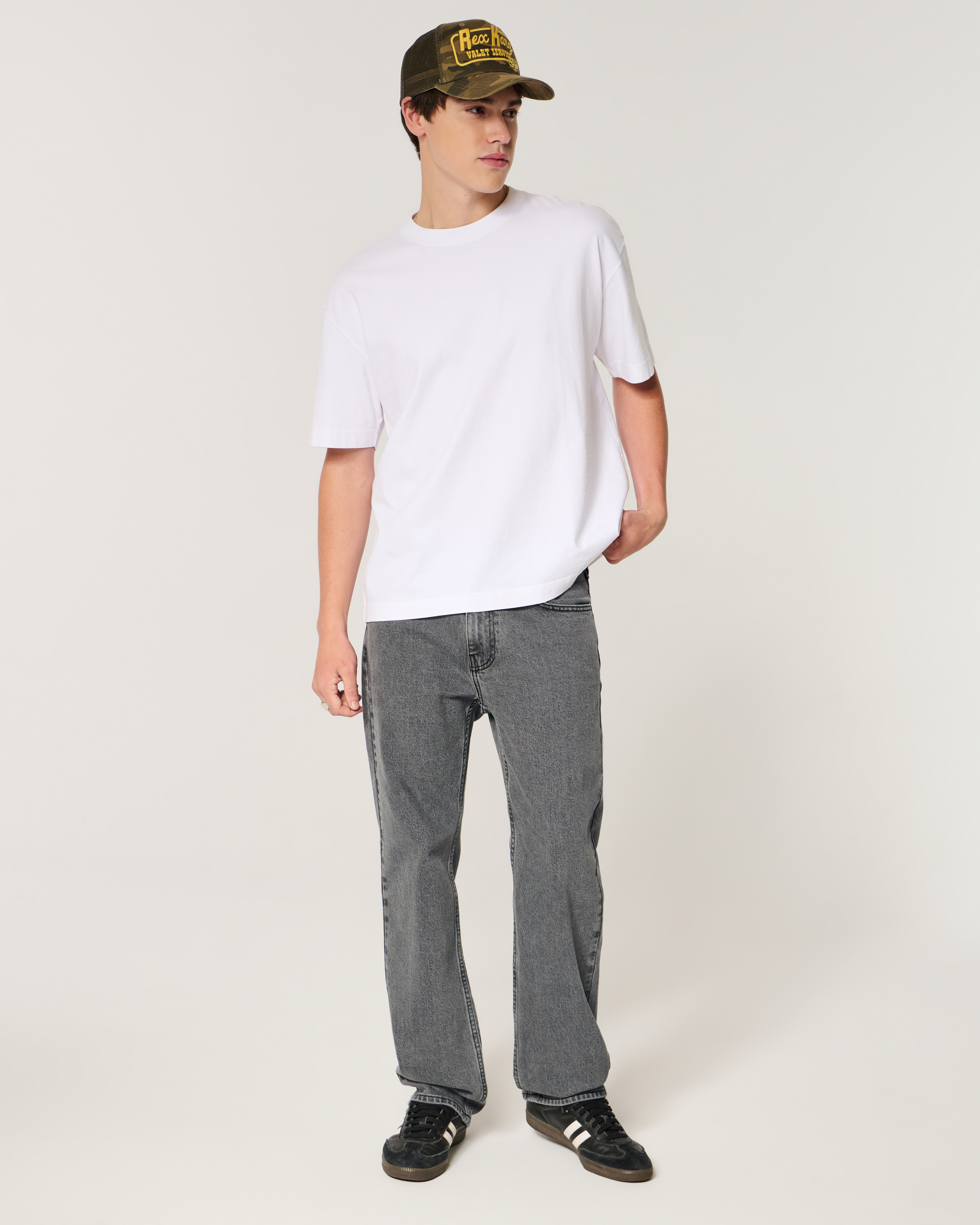 Relaxed Straight Jeans