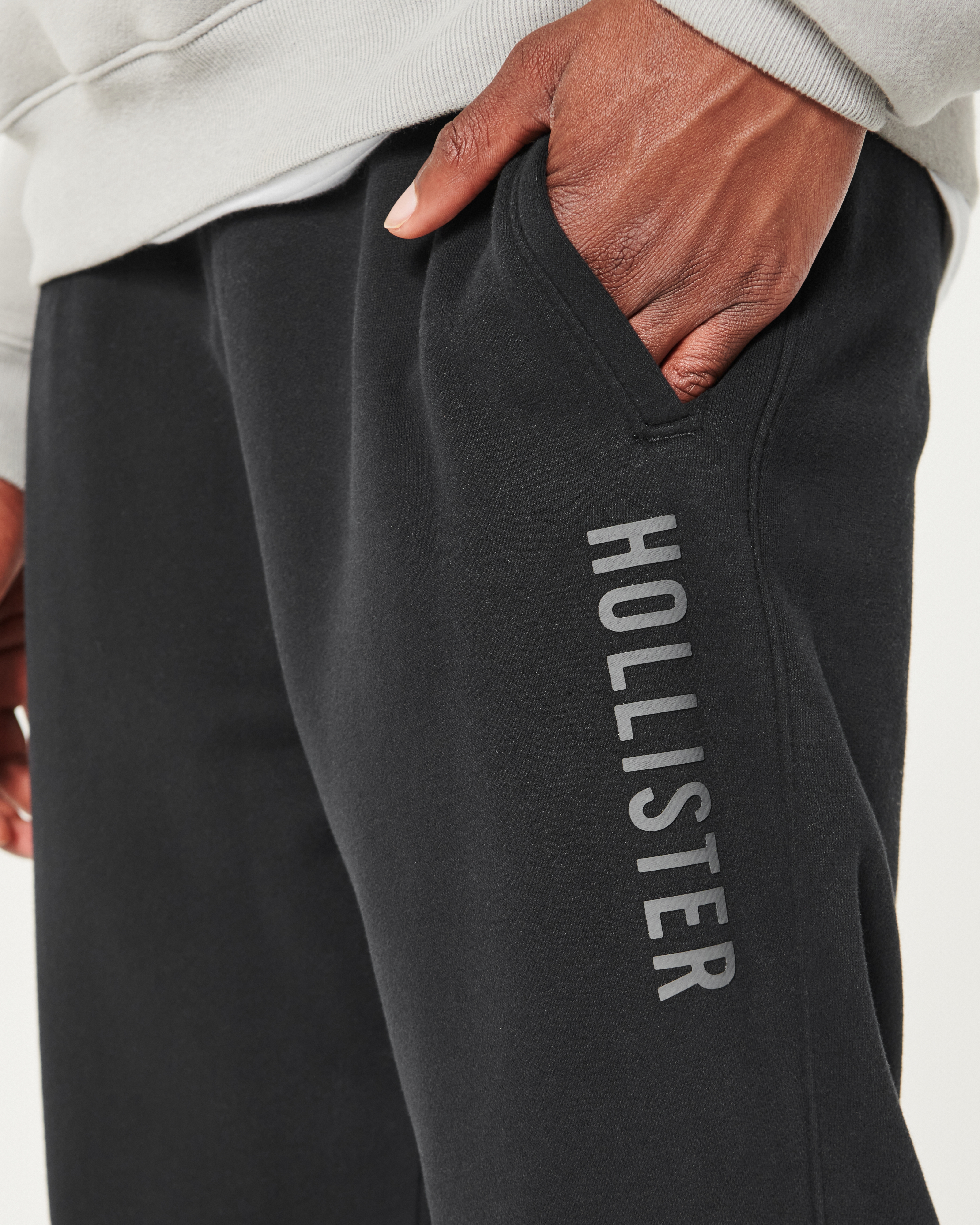 Men s Relaxed Fleece Logo Joggers in Black Size M TALL from Hollister