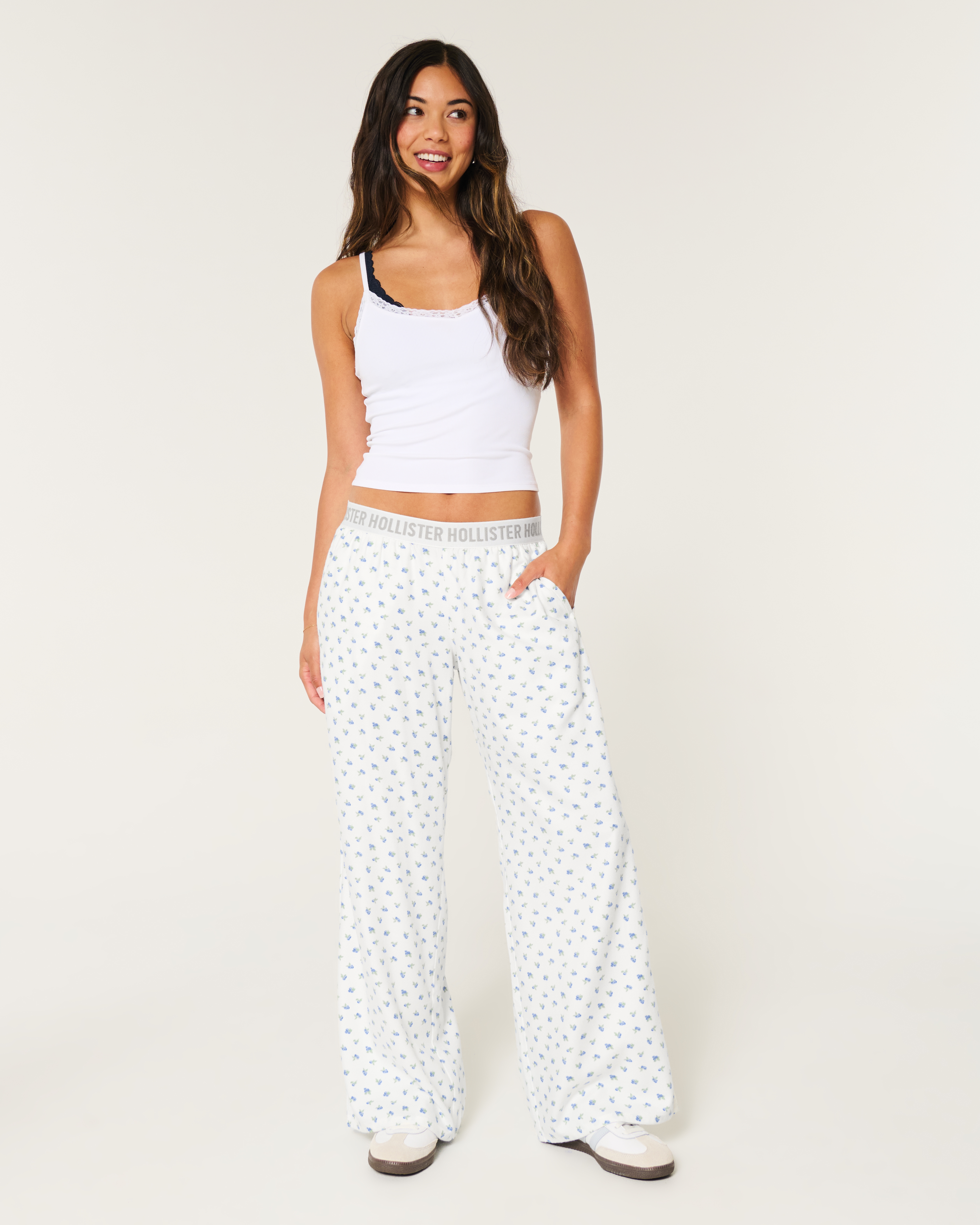 Women s 24 7 Baggy Flannel Pajama Pants in White Floral Size XS from Hollister