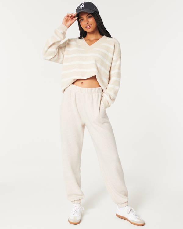 Hollister sweatpant <3 ~Brianna  How to wear sweatpants, Hollister  clothes, Lazy day outfits