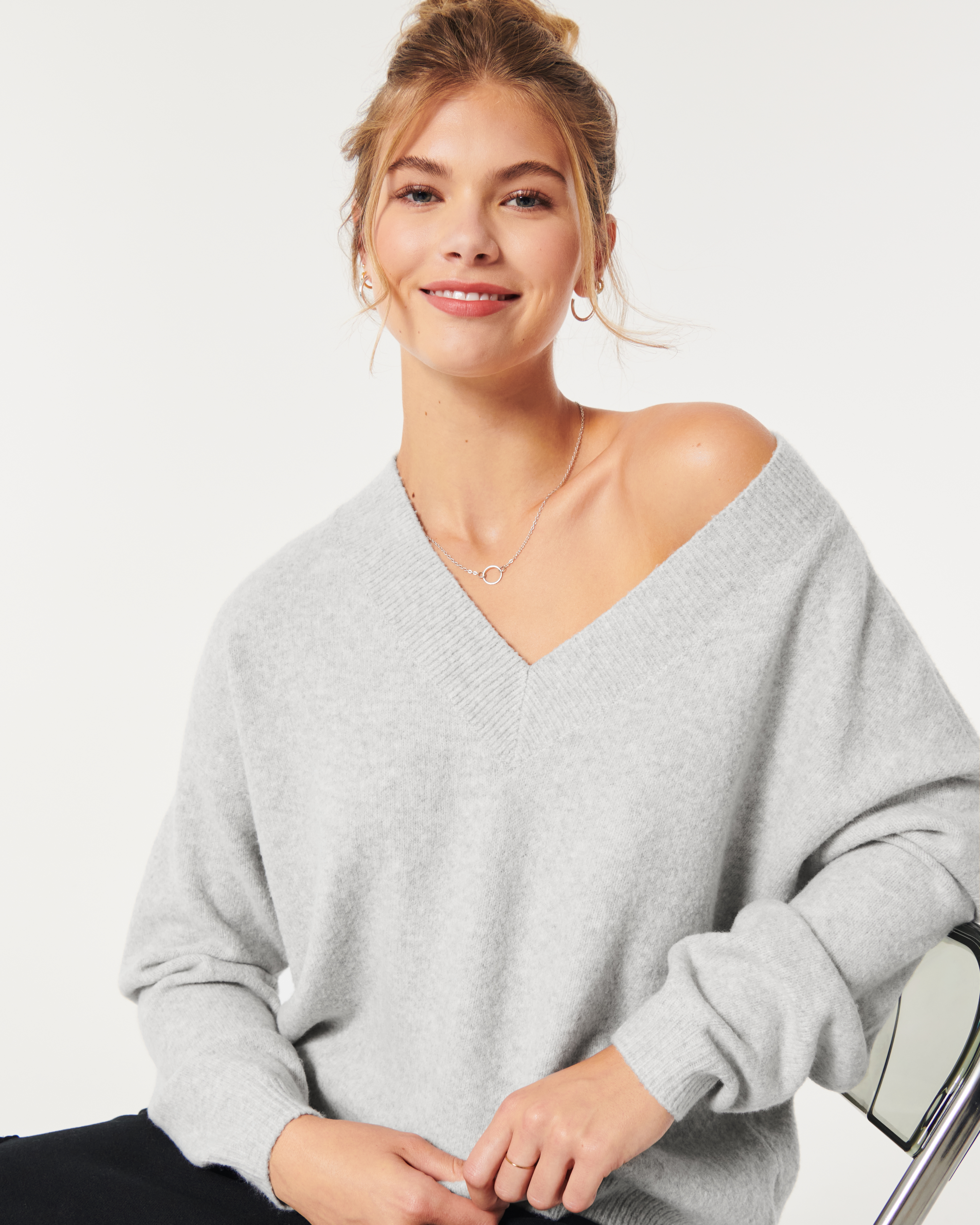 Hollister v 2024 neck sweater women's