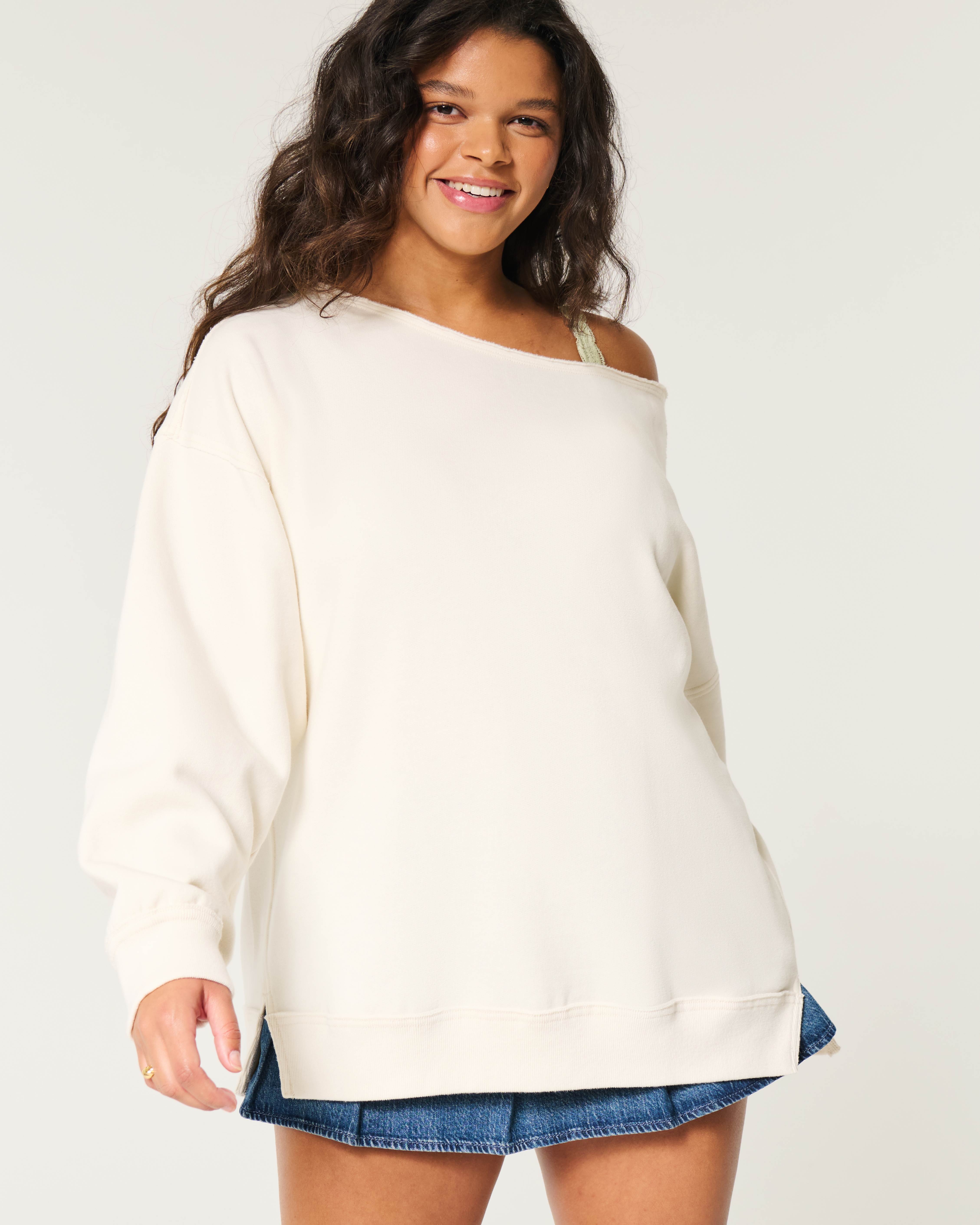 Women s Oversized Off The Shoulder Sweatshirt in Cream Size XL from Hollister