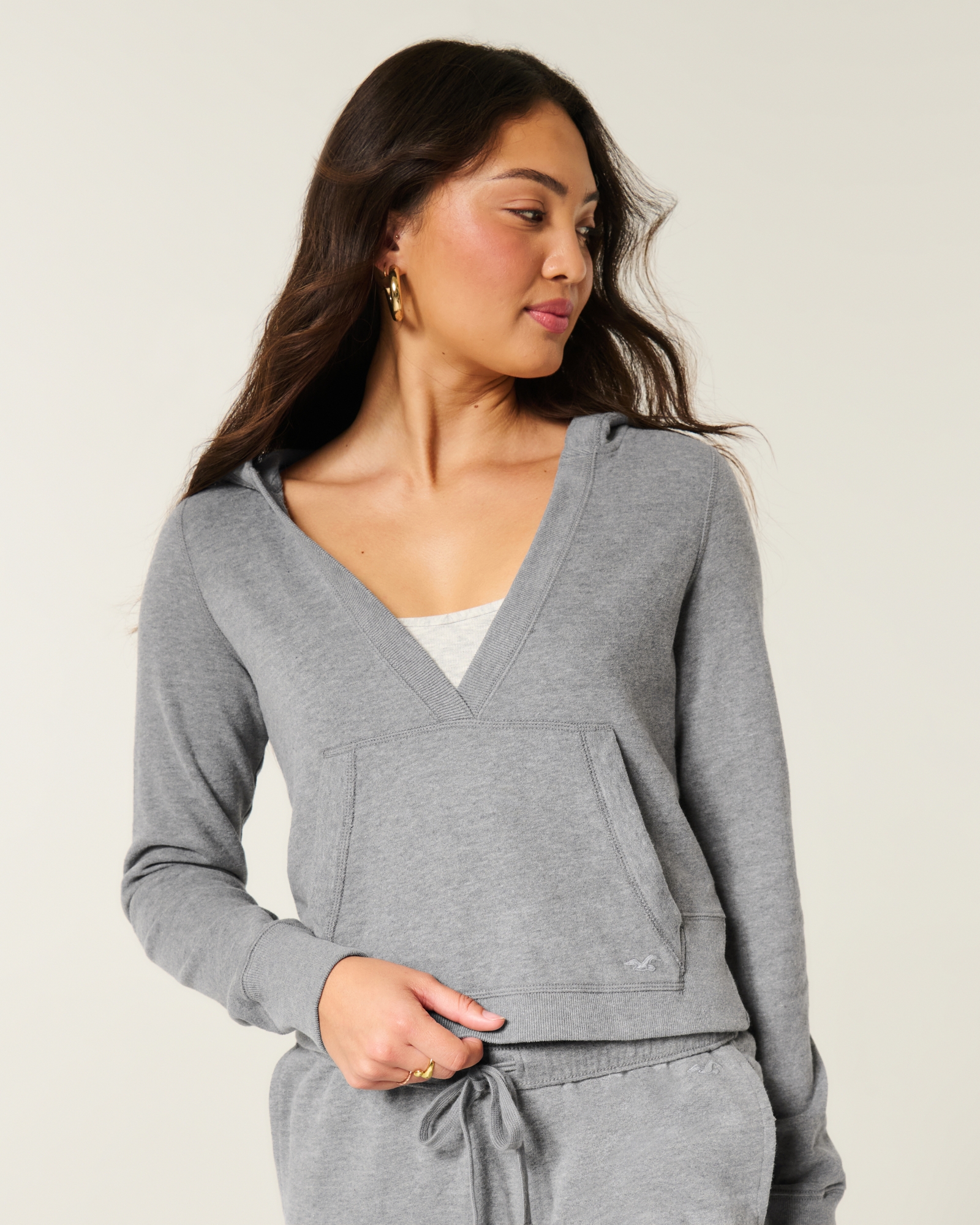 Hollister イージー Vネック フーディー Women's Easy V-Neck Hoodie | Women's Clearance | HollisterCo.ca
