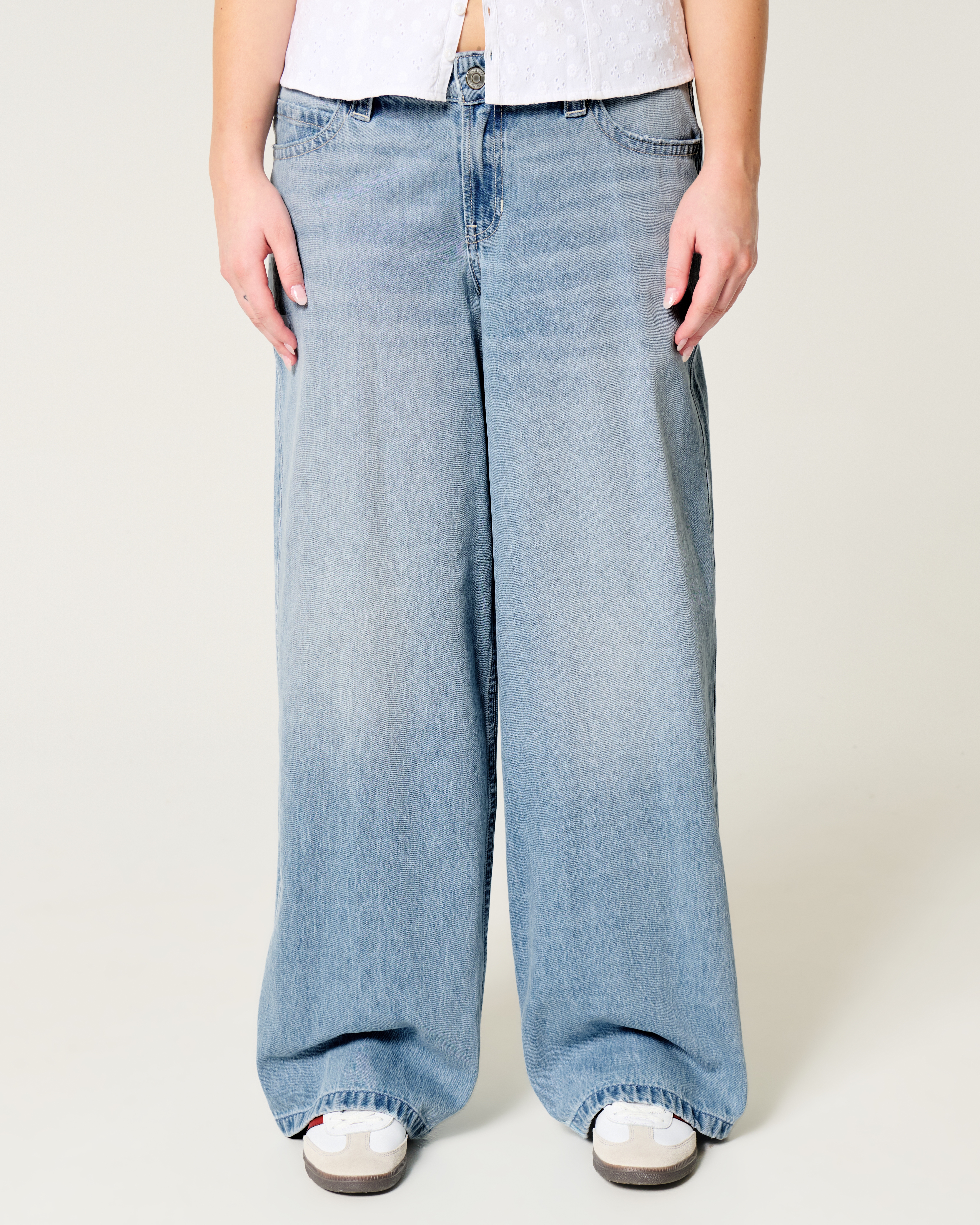 Low-Rise Light Wash Baggy Jeans