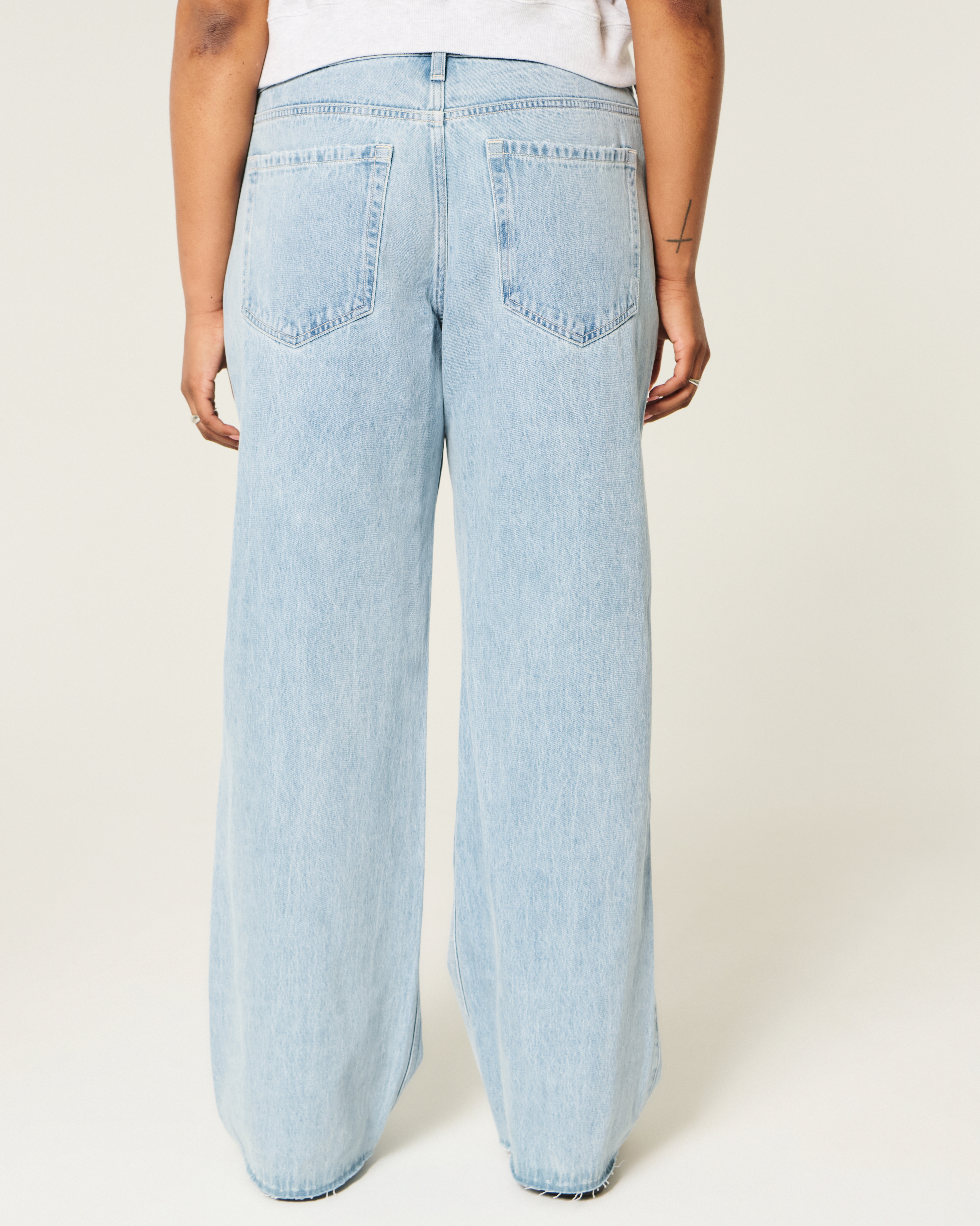 Low-Rise Ripped Light Wash Baggy Jeans