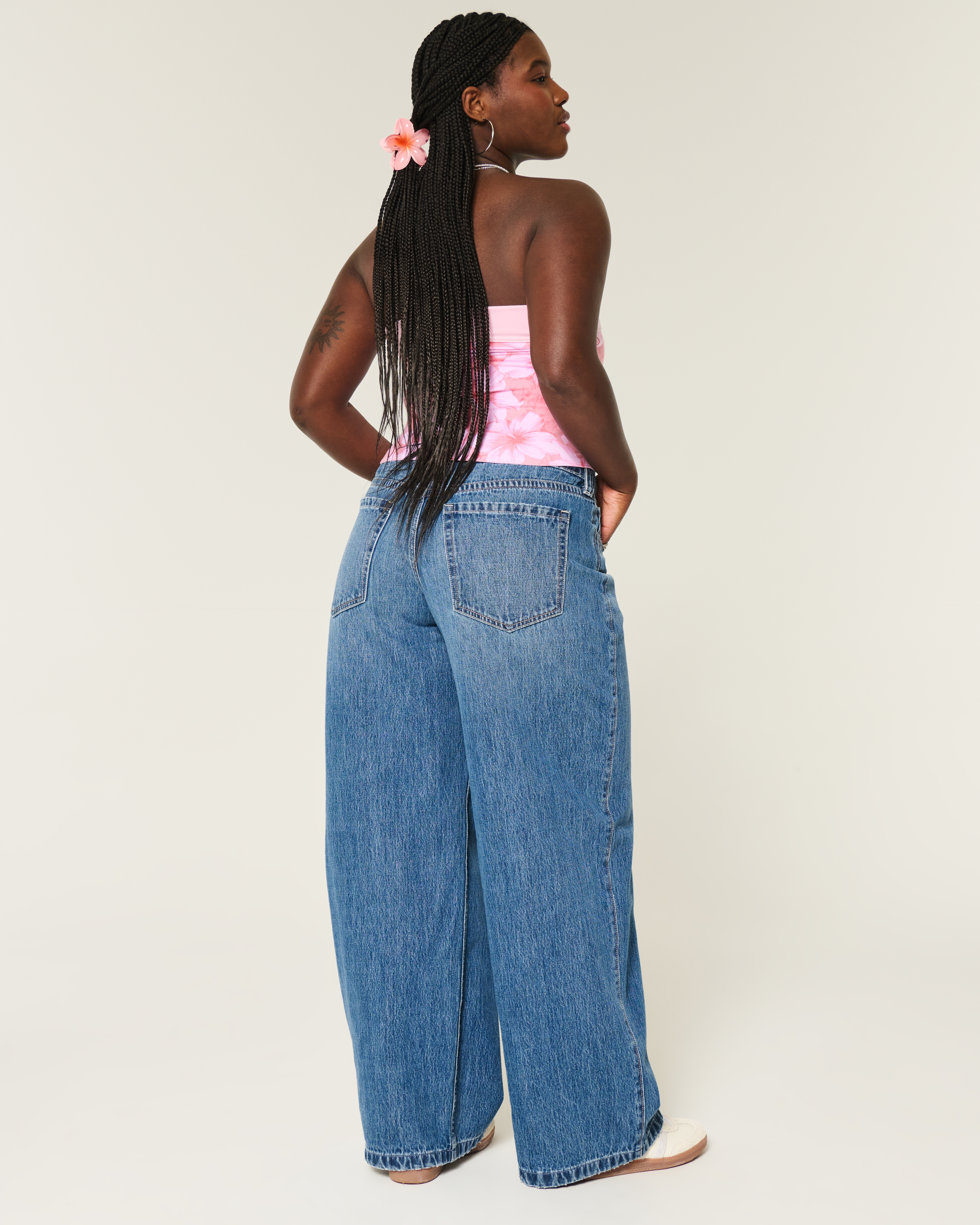 Curvy Low-Rise Medium Wash Super Baggy Jeans