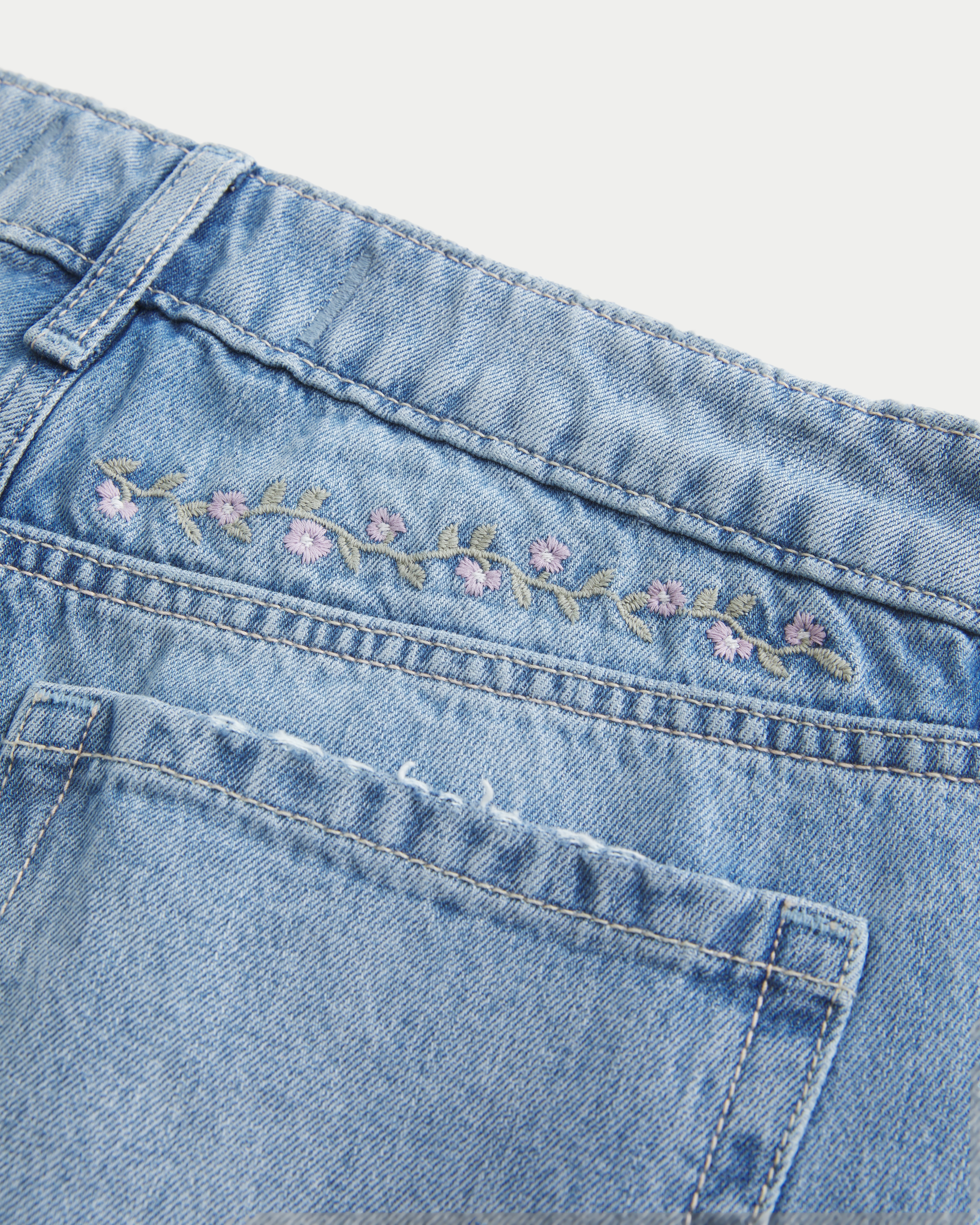 Low-Rise Medium Wash Floral Embroidery Baggy Jeans