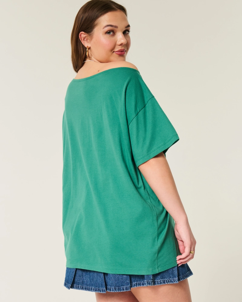 Oversized Off-the-Shoulder Chicago Graphic Tee