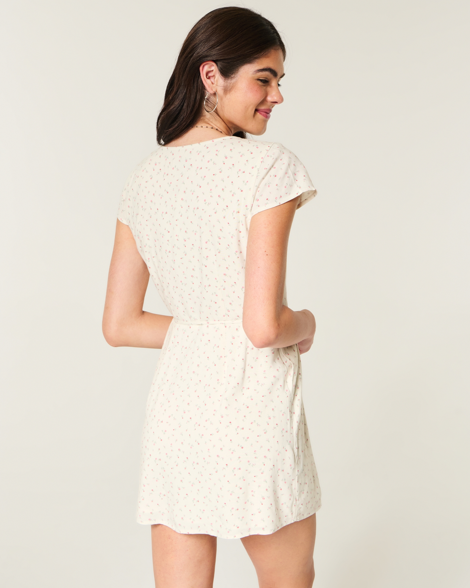 short sleeve mini wrap dress Women's Short-Sleeve Wrap Mini Dress in Cloud White Floral Size XS TALL from Hollister